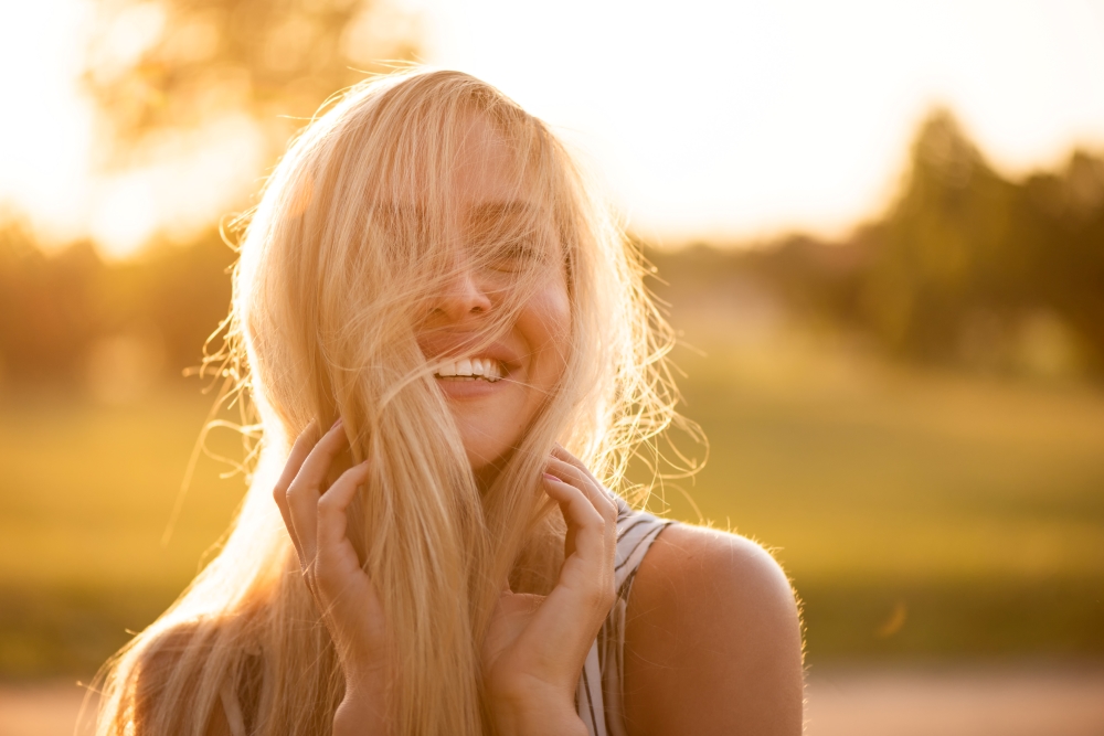 Le guide Camille Albane pour protéger vos cheveux du soleil