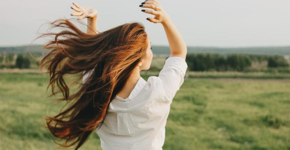 Les cheveux longs au vent