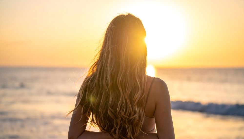Les 6 gestes essentiels pour protéger ses cheveux du soleil en été - Camille Albane 