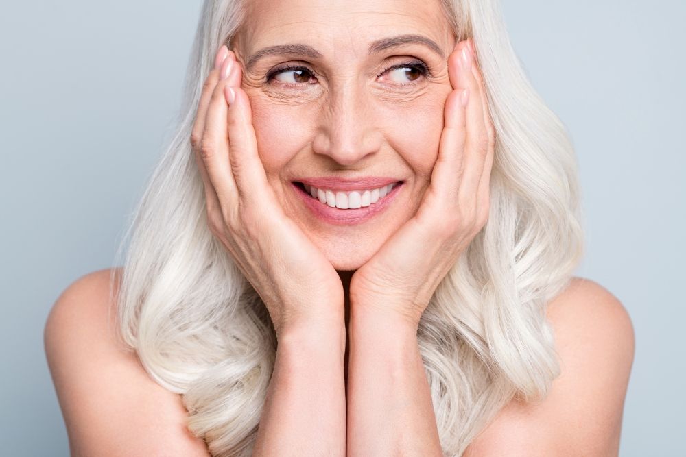 femme cheveux blancs