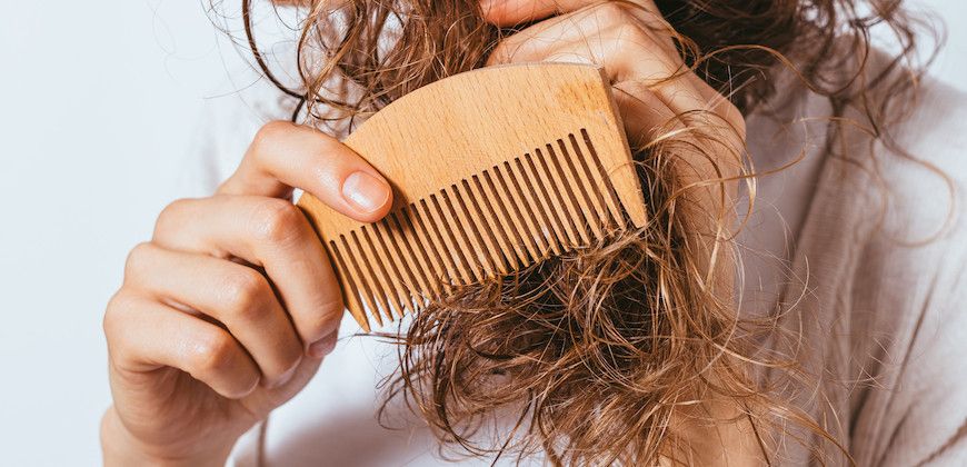 Cheveux frisés : les erreurs à éviter