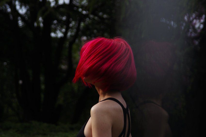 Cheveux rouges par Camille Albane coiffeur