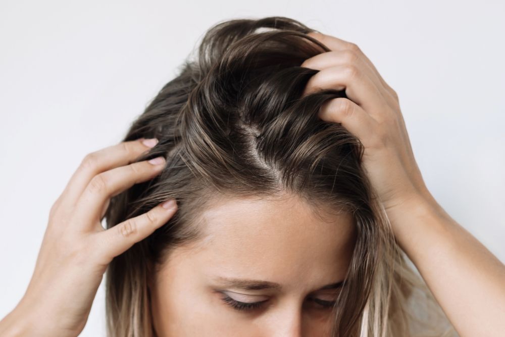 Cheveux gras : comment choisir le bon shampoing pour purifier le cuir chevelu 